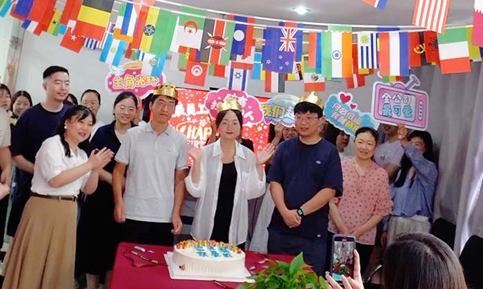 八月員工生日(ri)會：凝聚糰隊力量(liang)，共築破碎設備新輝煌(huang)